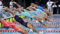 Perenang Indonesia, Adelia Chantika melakukan lompatan saat berkompetisi dalam nomor 200 meter Gaya Bebas Putri Indonesia Open Aquatic Championships 2025 di Stadion Akuatik Gelora Bung Karno, Senayan, Jakarta, Rabu (12/11/2025). (Bola.com/Bagaskara Lazuardi)