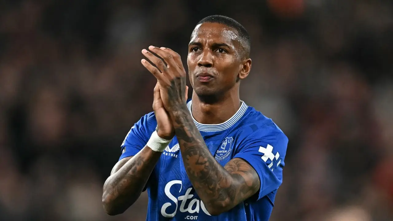 Pemain Ipswich Town, Ashley Young