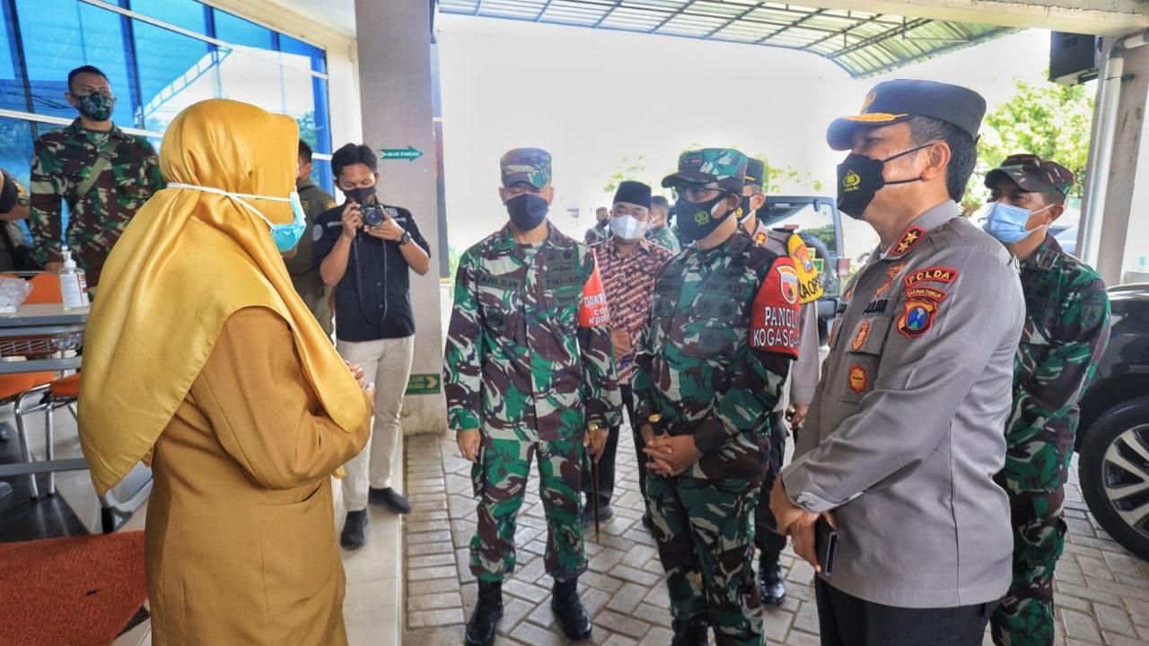 Kapolda Jatim Irjen Pol Nico Afinta mendengar pemaparan Direktur RS RSUD Syarifah Ambami Nunuk Kristiani. (Dian Kurniawan/Liputan6.com)