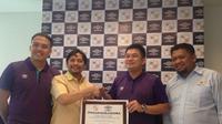 Manajer Barito Putera, Hasnuryadi Sulaiman (kedua dari kiri) dan CEO Umbro Indonesia, Ryan Gozali (kedua dari kanan), menjalin kerja sama untuk musim 2018. (Bola.com/Benediktus Gerendo Pradigdo)