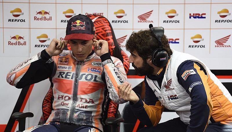 Pebalap Repsol Honda, Marc Marquez (kiri), sedang menyimak komentar kepala krunya, Santi Hernandez, pada sesi latihan bebas MotoGP Jepang di Twin Ring Motegi, 13 Oktober 2017. (Motorsport)