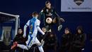 Aksi pemain Real Madrid, Theo Hernandez (kanan) mencoba melewati adangan pemain Leganes, Tito pada laga Copa Del Rey di Estadio Municipal Butarque, Leganes, (18/1/2018). Real Madrid menang 1-0. (AFP/Oscar Del Pozo)