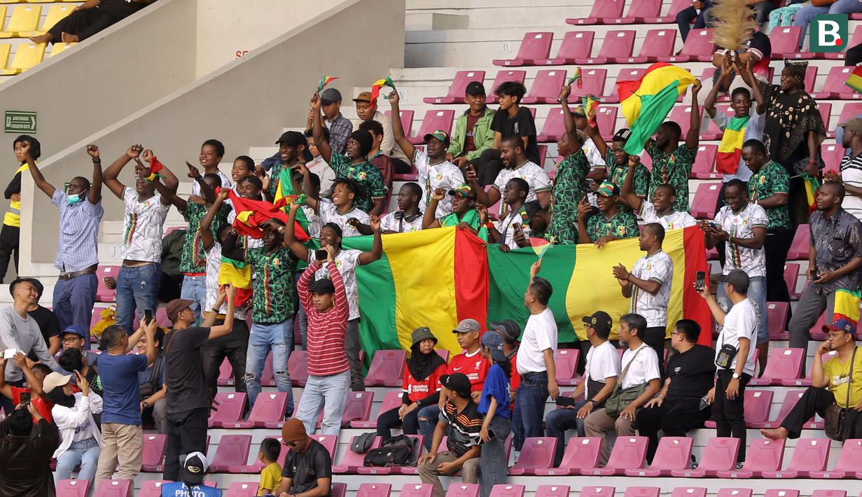 <p>Selebrasi suporter Timnas Mali U-17 setelah Mamadou Doumbia mencetak gol ke gawang Uzbekistan U-17 dalam pertandingan babak penyisihan Grup B Piala Dunia U-17 2023 di Stadion Manahan, Solo, Jumat (10/11/2023). (Bola.com/Arief Bagus)</p>