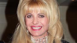 Potret Ivana Trump untuk koleksi siap pakai Musim Semi-Musim Panas 1992 di Paris, Prancis, 20 Oktober 1991. Pekerjaan di industri modeling membawa Ivana bertemu Donald Trump saat syuting di New York City pada 1976 dan menikah sembilan bulan kemudian. (PIERRE GUILLAUD/AFP)
