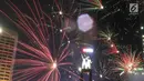 Kembang api menghiasi malam pergantian tahun baru 2019 di kawasan Bundaran HI, Jakarta, Selasa (1/1). Hujan yang mengguyur Jakarta tidak menyurutkan warga menikmati kembang api tahun baru. (Liputan6.com/Angga Yuniar)