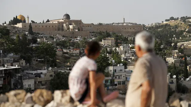 Menikmati Buka Puasa dengan Latar Masjid al-Aqsa