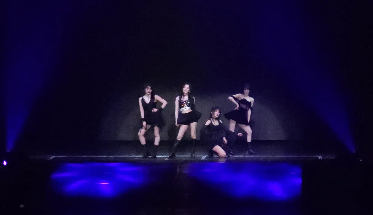 Penampilan Red Velvet dalam konsernya bertajuk R to V in Jakarta, Sabtu (20/5/2023). (Foto: Lanny Kusuma/Fimela)