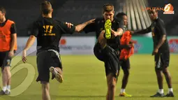 Kapten Liverpool Steven Gerrard melakukan pemanasan di Stadion GBK Jakarta pada Jumat 19 Juli 2013 (Liputan6.com/Helmi Fithriansyah)