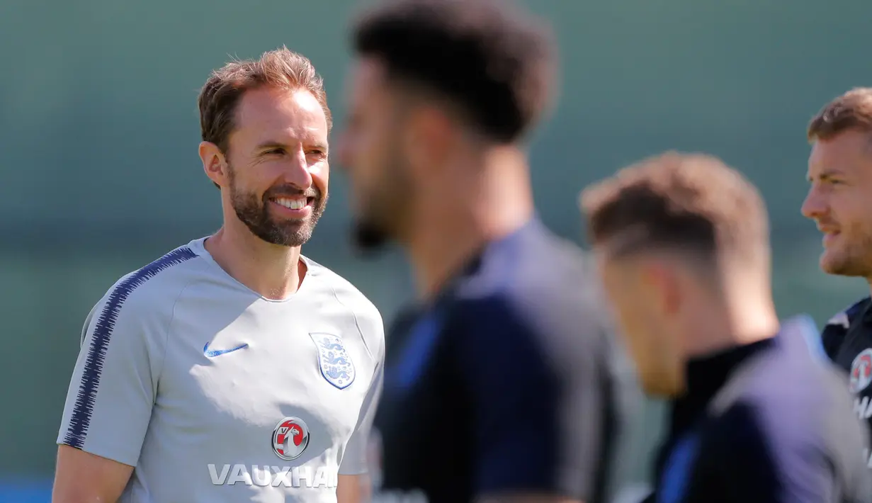 Pelatih Inggris, Gareth Southgate tersenyum saat latihan di Zelenogorsk dekat St. Petersburg, Rusia, (27/6). Inggris akan bertanding melawan Belgia pada grup G Piala Dunia 2018. (AP Photo/Dmitri Lovetsky)
