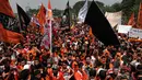 Puluhan ribu Jakmania (suporter tim Persija) menggelar aksi di depan Istana Negara, Jakarta, Selasa (5/5/2015). Dalam aksinya, mereka membentangkan tulisan yang berisi kekecewaan terhadap permasalahan sepak bola nasional. (Liputan6.com/Johan Tallo)