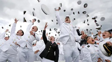 Lulusan US Naval Academy melemparkan topinya ke udara usai upacara kelulusan di Annapolis, Maryland, (26/5). Akademi ini didirikan 10 Oktober 1845, dan sering hanya disebut "Anapolis". (AP Photo / Patrick Semansky)