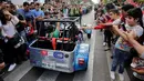 Salah satu mobil klasik yang ambil bagian dalam acara Carrera Panamericana di Meksiko, Sabtu (15/10). Carrera Panamericana adalah perlombaan mobil antik yang digelar di Meksiko selama 7 hari. (REUTERS / Henry Romero) 