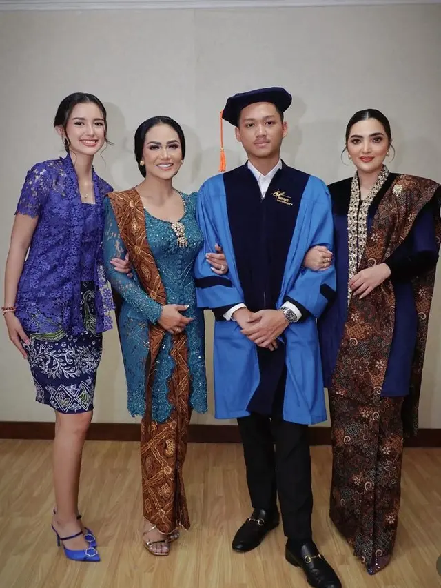 Sarah Menzel saat Wisuda Calon Suaminya Azriel Hermansyah. [@ashanty_ash]
