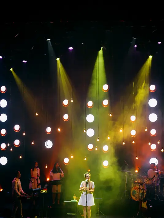 "Aku bawakan semua lagu dari album baru. Buat yang sudah mengikuti dari album pertama dan kedua, semoga tahu perubahan arah seorang Raisa. Saya berharap bisa punya audience baru dari album ini," ucap Raisa. (Adrian Putra/Bintang.com)