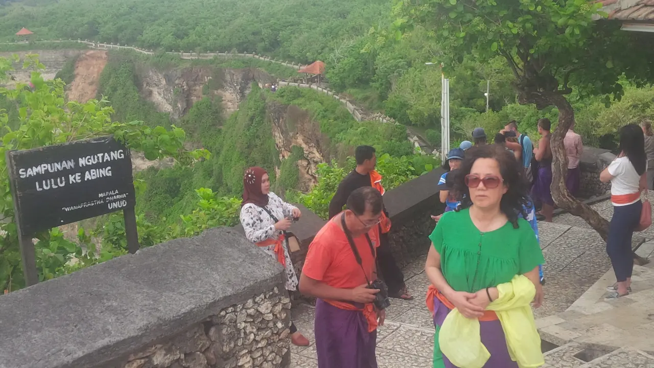 Wisatawan asing berlibur di Bali