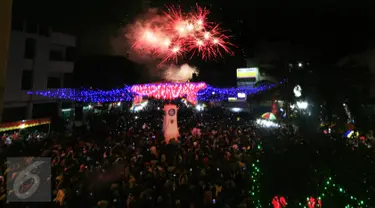 Warga menyaksikan pertunjukan kembang api pada malam pergantian tahun baru Imlek 2567 di kawasan Pasar Gede, Solo, Senin (8/2). Pesta kembang api menjadi puncak dari perayaan Imlek di Solo yang berlangsung selama 30 menit. (Foto; Boy Harjanto)