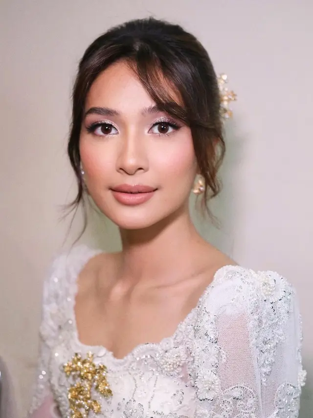 6 Potret Detail Gaun Mikha Tambayong di Resepsi Kedua, Elegan Bernuansa Putih