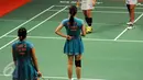 Pebulutangkis ganda putri Tiongkok, Zhao Yunlei memberi kode kepada Tian Qing saat melawan Greysia Polii/Nitya di Total BWF World Championships 2015, Jakarta, Sabtu (15/8/2015). Tian Qing/Zhao Yunlei unggul 21-8, 21-16. (Liputan6.com/Helmi Fithriansyah)