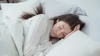 Ilustrasi tidur. (Photo by Miriam Alonso: https://www.pexels.com/photo/a-woman-asleep-in-a-bed-7623552/)