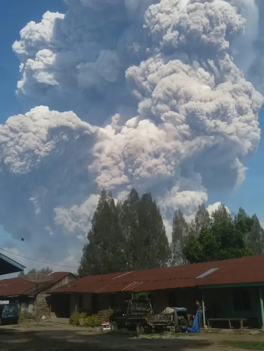 Gunung Sinabung menyemburkan material vulkanik ketika kembali meletus hebat di Kabupaten Karo, Sumatera Utara, Senin (19/2) pagi. Dalam letusan terdengar suara bergemuruh disertai awan panas dengan jangkauan ke arah timur laut.  (twitter/@@Sutopo_PN)