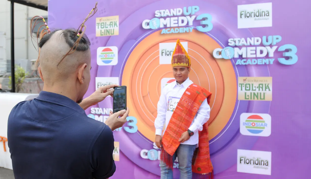 Ribuan peserta terlihat sabar menanti giliran untuk mengikuti audisi. Suasana tiba-tiba pecah saat peserta membuat joke lucu yang menarik perhatian para kontestan lainnya. (Daniel Kampua/Bintang.com)