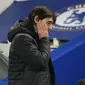 Pelatih Chelsea, Antonio Conte, tampak lesu usai gagal mengalahkan Leicester City pada laga Premier League di Stadion  Stamford Bridge Sabtu (13/1/2018). Kedua tim bermain imbang 0-0. (AFP/Glyn Kirk)