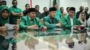 Suasana konferensi pers terkait penyerangan kantor DPP PPP, Jakarta, Kamis (20/7). Djan meminta seluruh kader dan simpatisan PPP tetap menjalin hubungan baik dengan menjaga persatuan dan kesatuan demi membesarkan kembali PPP. (Liputan6.com/Faizal Fanani)