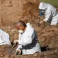 Para pekerja menggali tanah kuburan di pemakaman San Vicente di Cordoba, Argentina, 14 April 2020. Pemerintah kota di provinsi Argentina tengah, Cordoba telah menggali sekitar 250 kuburan untuk mengantisipasi peningkatan korban jiwa dari pandemi Covid-19. (AP/Nicolas Aguilera)