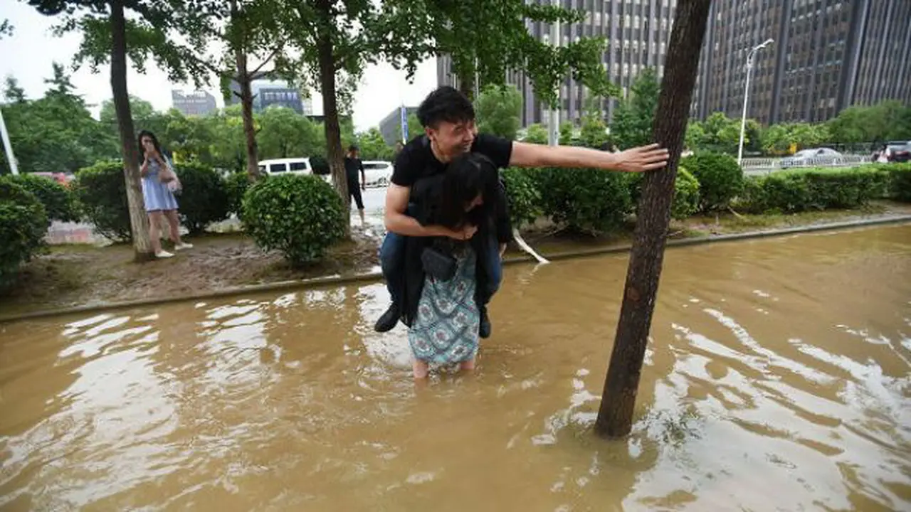 Gendong Pacar Seberangi Banjir, Perempuan Ini Jadi Berita Viral