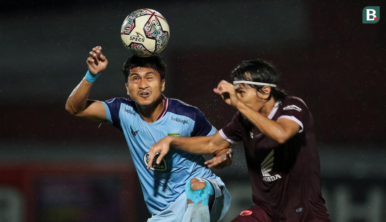 Dua pelatih interim gagal hadirkan kemenangan saat Persela Lamongan dan PSM Makassar berlaga pada pekan ke-15 BRI Liga 1 di Stadion Moch. Soebroto, Magelang, Kamis (2/12/2021). Ragil Sudirman (Persela) dan Syamsuddin Batola (PSM) hanya membawa timnya imbang 1-1. (Bola.com/Bagaskara Lazuardi)
