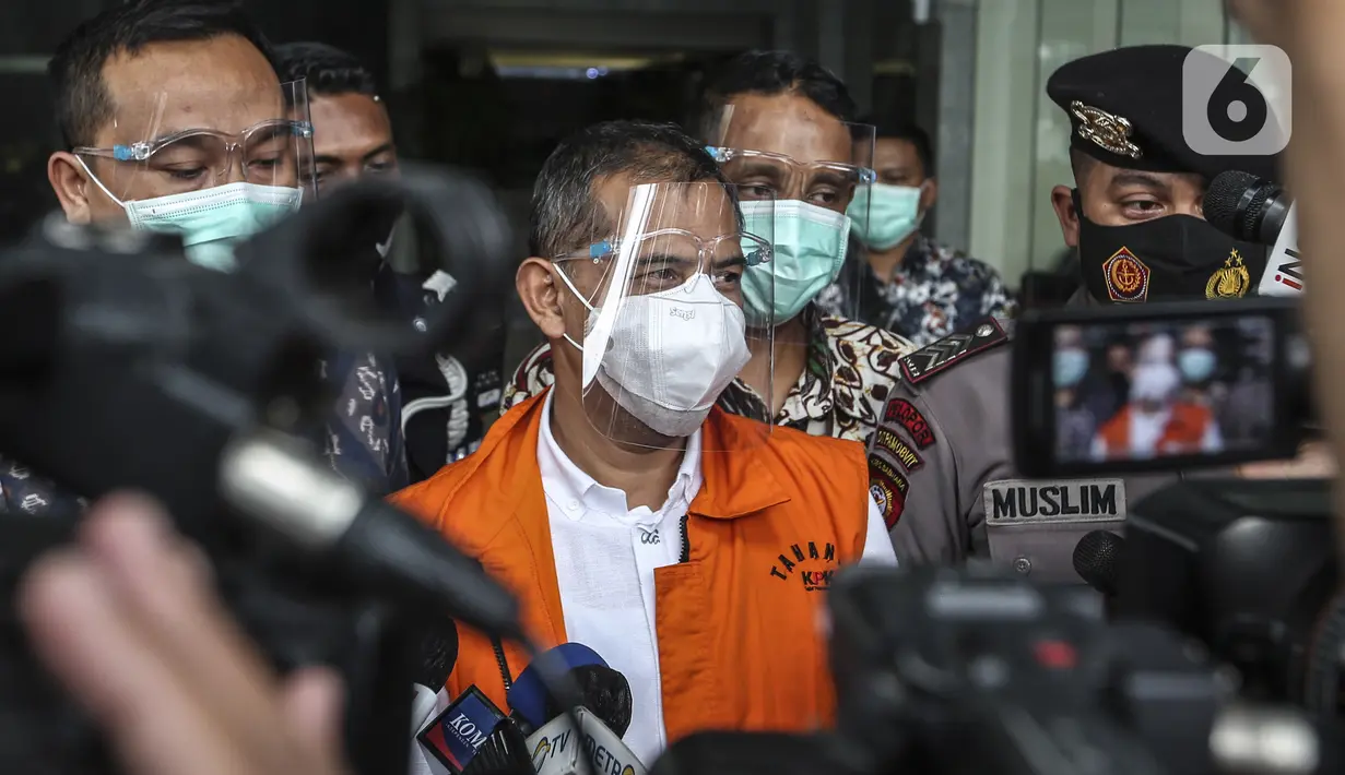 Wali Kota Cimahi Ajay Muhammad Priatna meninggalkan Gedung KPK Jakarta, Sabtu (28/11/2020). Ajay Priatna diduga menerima suap sebesar Rp 1,661 miliar dari total kesepakatan Rp 3,2 miliar. (Liputan6.com/Johan Tallo)