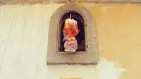 Ide unik menfaatkan jendela abad ke-17 di Italia untuk menghidangkan minuman di masa pandemi. (dok. Instagram @ buchettedelvino/https://www.instagram.com/p/B__8Lr-F8AA/)