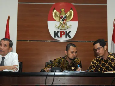 Deputi Pencegahan KPK, Pahala Nainggolan (kiri) memberi keterangan pers penerimaan LHKPN terhadap para pejabat di gedung KPK Jakarta, Senin (14/01). LHKPN tahun 2018 lembaga legislatif menjadi paling rendah dalam tahun 2018. (merdeka.com/Dwi Narwoko)