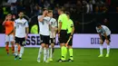 Para pemain Jerman tampak kecewa usai dikalahkan Belanda pada laga Kualifikasi Piala Dunia 2022 di Hamburg, Jumat (6/9). Jerman kalah 2-4 dari Belanda. (AFP/Patrik Stollarz)