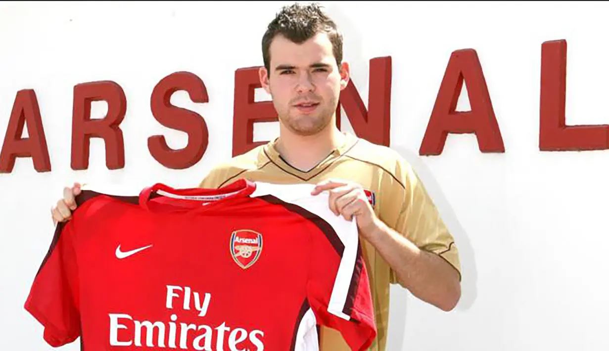 Amaury Bischoff. Gelandang berusia 35 tahun yang sejak musim 2021/2022 lalu memperkuat SR Colmar, klub kasta ke-5 di sepak bola Prancis ini pernah menjadi bagian Arsenal saat didatangkan dari Werder Bremen pada awal musim 2008/2009 dengan nilai transfer 300 ribu euro. Hanya semusim bersama Arsenal dan tampil dalam 4 laga di semua ajang, ia dilepas ke Coimbra pada awal musim 2009/2010 dengan status bebas transfer. (arsenal.com)
