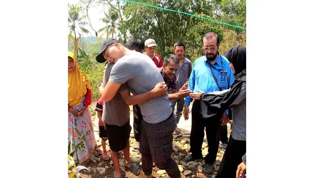 7 Momen Saat Bima Aryo Ziarah ke Makam ART yang Tewas Diserang Anjingnya