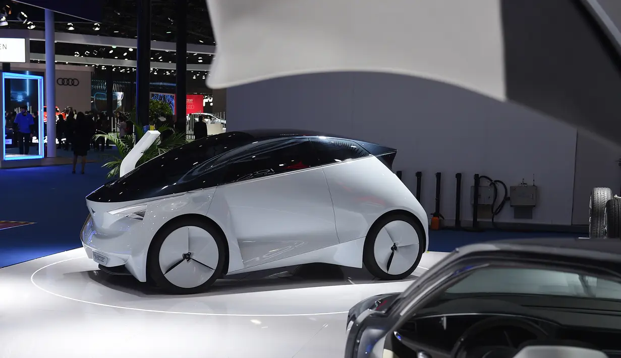 Mobil konsep di area ekshibisi otomotif Pameran Impor Internasional China (China International Import Expo/CIIE) ketiga di Shanghai, China (5/11/2020). CIIE ketiga ini memamerkan berbagai macam kendaraan dari negara-negara seperti Jerman, AS, Inggris, Jepang, Korsel, Swedia. (Xinhua/Zhao Dingzhe)