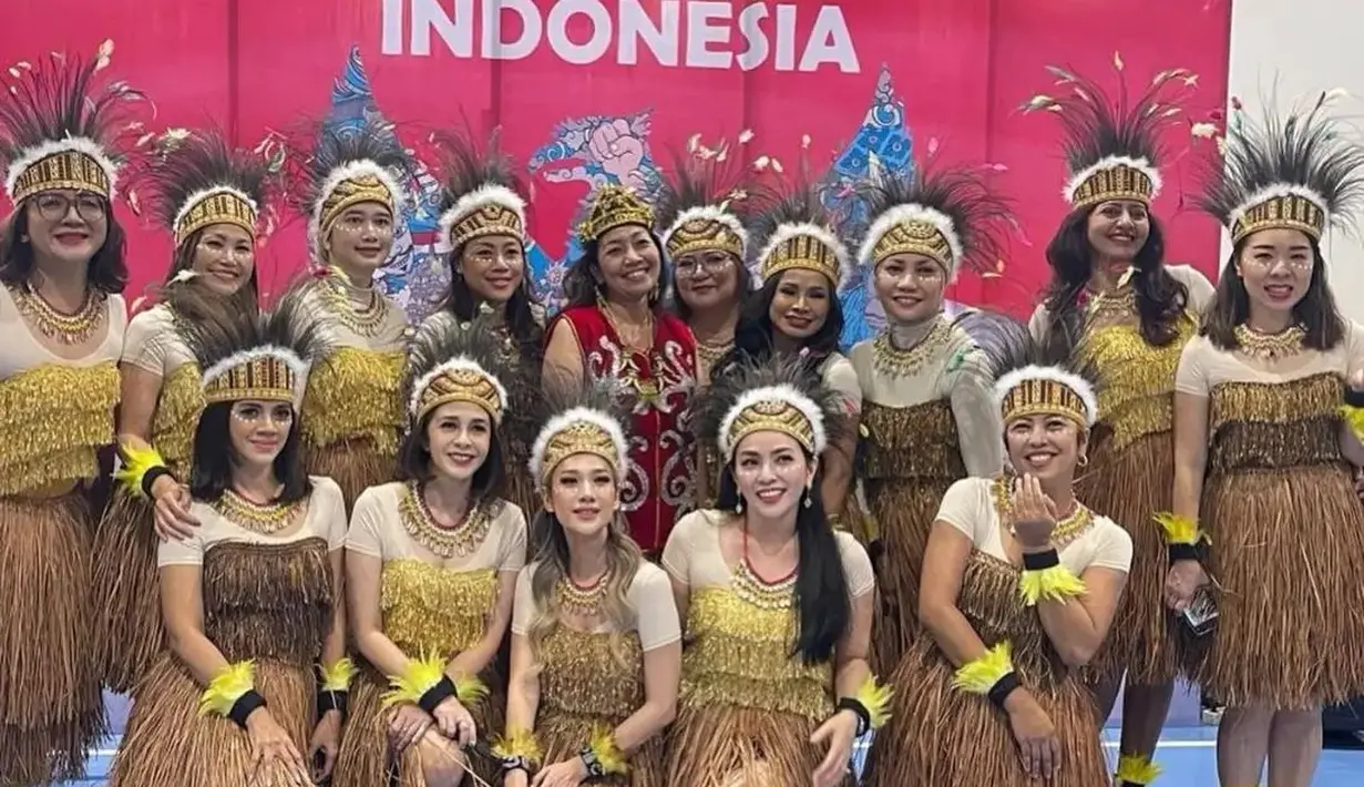 BCL mengenakan inner putih yang senada dengan warna kulitnya, berpadu dengan baju adat Papua dari rumbai kayu cokelat yang serasi. [Foto: Instagram/kiaisaura6]