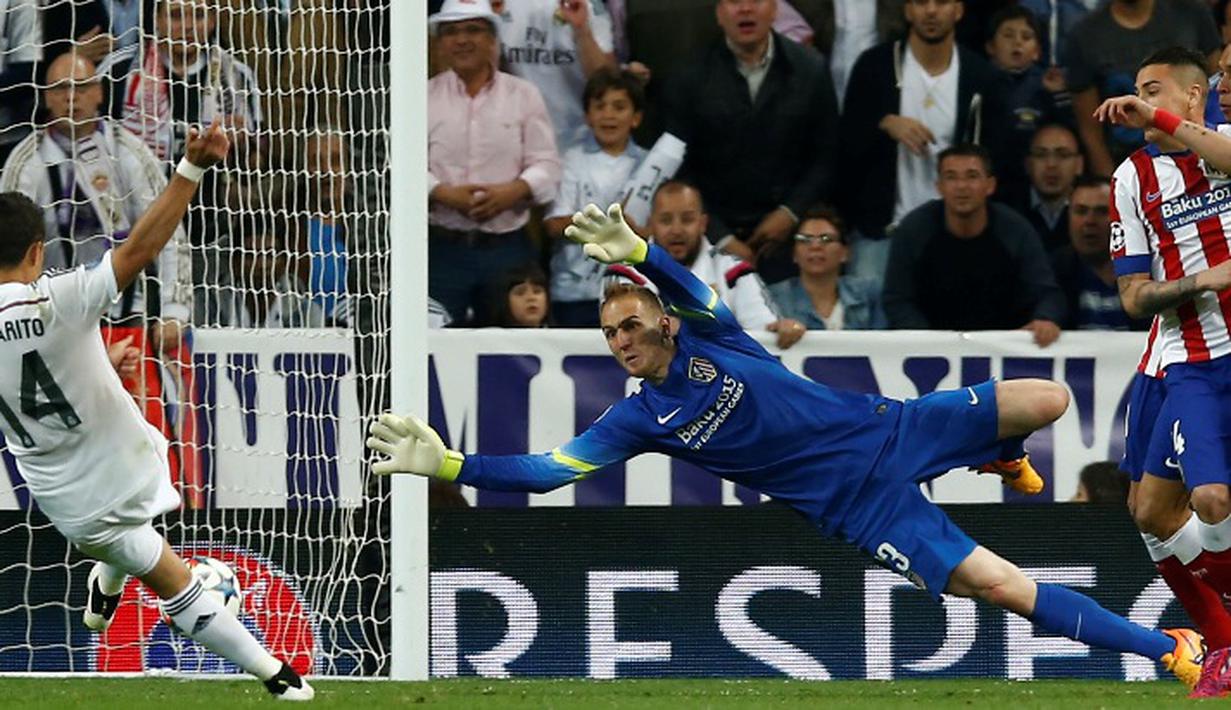 Gol yang dinanti-nanti akhirnya tercipta di menit ke-88. Sepakan kaki kanan Javier 'Chicharito' Hernandez usai meneruskan assist dari Cristiano Ronaldo melesat mulus masuk ke dalam gawang Atletico. (AP Photo/Andres Kudacki)