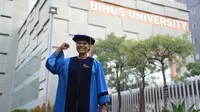 Marchelin Putri Kijne Wally, mahasiswa asal Papua, berhasil lulus jadi sarjana di Binus University. (dok. Binus University)