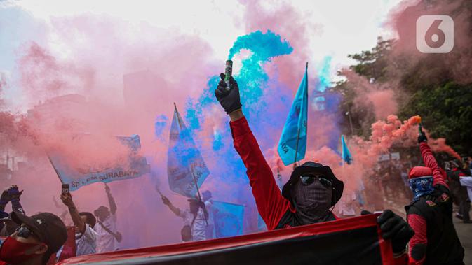 Massa buruh dengan berbagai atribut melakukan unjuk rasa menolak UU Omnibus Law Cipta Kerja di area Patung Kuda, Jakarta, Rabu (28/10/2020). Bertepatan dengan Hari Sumpah Pemuda, mereka menuntut Presiden Joko Widodo menerbitkan Perppu guna membatalkan UU Cipta Kerja. (Liputan6.com/Faizal Fanani)