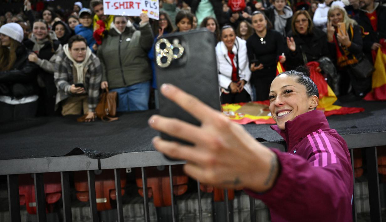 Pemain Timnas Wanita Spanyol, Jennifer Hermoso melakukan swafoto bersama para penonton setelah laga Grup D UEFA Nations League 2023/2024 di The Letzigrund Stadium, Zurich, Swiss pada 31 Oktober 2023 waktu setempat. Laga dimenangkan oleh Spanyol dengan skor 7-1. (AFP/Sebastien Bozon)