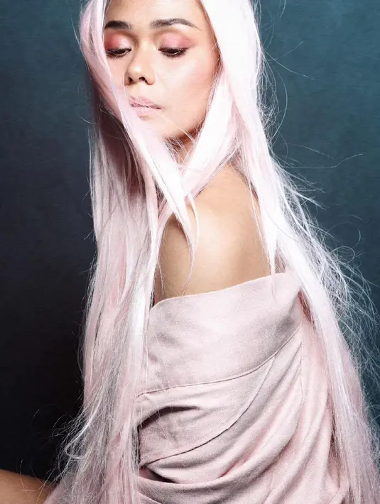 Perempuan kelahiran 19 Januari 1987 ini pernah bergaya nyentrik dengan rambut putih agak pink. Gaya rambut Adinia Wiranti yang unik ini membuatnya terlihat berbeda. Keunikan inilah yang membuat Adinia jadi pusat perhatian. (Liputan6.com/IG/adiniwrst)