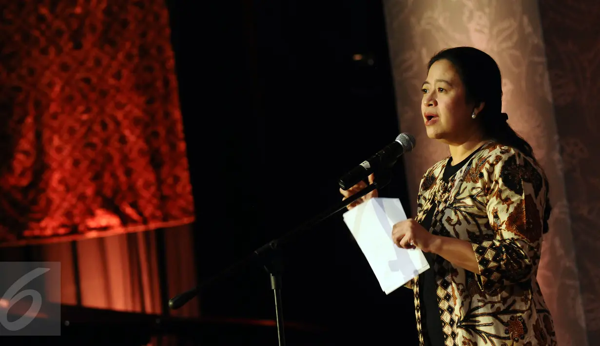 Menko PMK, Puan Maharani memberi sambutan saat menghadiri acara Perempuan dan Canting di Jakarta, Rabu (25/1). Acara juga ditandai penyerahan penghargaan kepada dua pelestari batik nasional. (Liputan6.com/Helmi Fithriansyah)