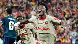 Pemain RC Lens, Elye Wahi, melakukan selebrasi setelah mencetak gol ke gawang Arsenal pada laga Liga Champions di Stade Bollaert-Delelis, Rabu (4/10/2023). Namun, Lens tampil pantang menyerah dan mampu membalikkan skor lewat aksi Adrien Thomasson dan Elye Wahi. (AFP/Denis Charlet)