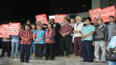 Para tokoh lintas agama berdoa di gedung Komisi Pemberantas Korupsi (KPK), Jakarta, Jumat (6/2/2015). (Liputan6.com/Herman Zakharia) 