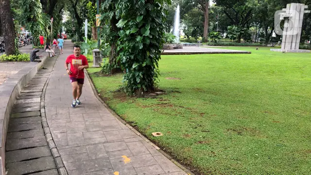 Ditutup untuk Umum, Sebagian Masyarakat Tetap Beraktivitas di Taman Suropati