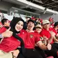 Potret Atta Halilintar, Aurel Hermansyah, dan Raul Lemos saat menonton laga Timnas Indonesia vs. Argentina. (Foto: https://www.instagram.com/attahalilintar/)