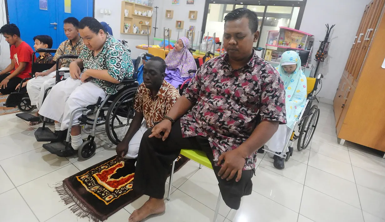Awalnya ia merasa gugup saat kali pertama mengajar anak-anak penyandang disabilitas, terlebih mereka juga mengalami celebral palsy dan paraplegia (kelumpuhan anggota gerak mulai dari bagian panggul ke bawah) sehingga menyulitkan proses belajar mengajar. Namun berkaca pada dirinya yang pernah mengalami kecelakaan fatal, secara perlahan ia bisa memberikan materi pengajaran kepada mereka. (merdeka.com/Arie Basuki)