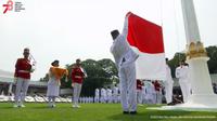 Pengibaran Bendera Merah Putih dalam upacara HUT ke-78 RI di Istana Merdeka, Kamis (17/8/2023). (Foto: Tangkapan layar Youtube Sekretariat Presiden)